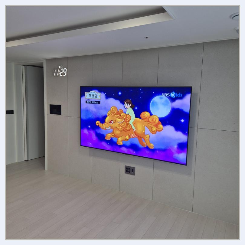 가구 배치와 화면 폭을 함께 비교하는 실제 TV 사진 · 은평 설치 위치