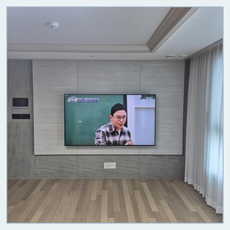 벽에 걸린 TV와 생활 공간의 거리 참고 이미지 · 가평 브라켓 확인