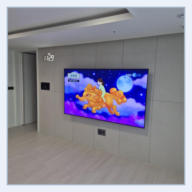 화면 하단 여백을 살펴보는 벽걸이TV 설치 참고 사진 · 광주 브라켓 확인