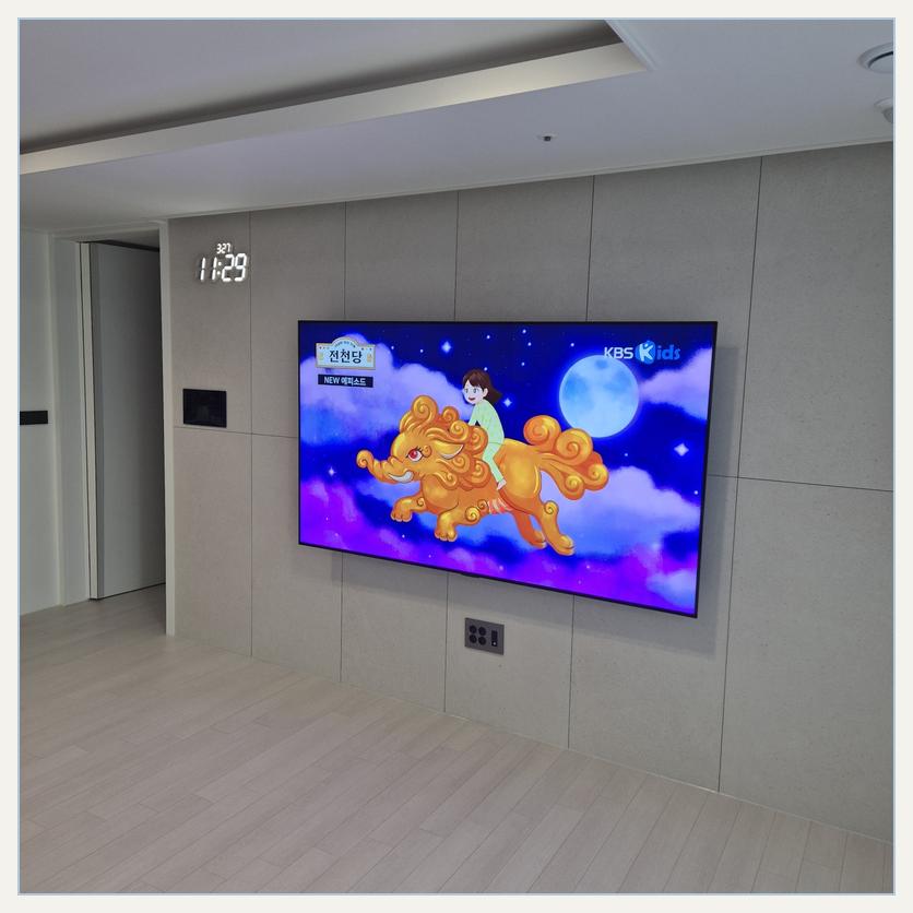 가구 배치와 화면 폭을 함께 비교하는 실제 TV 사진 · 여주 브라켓 확인