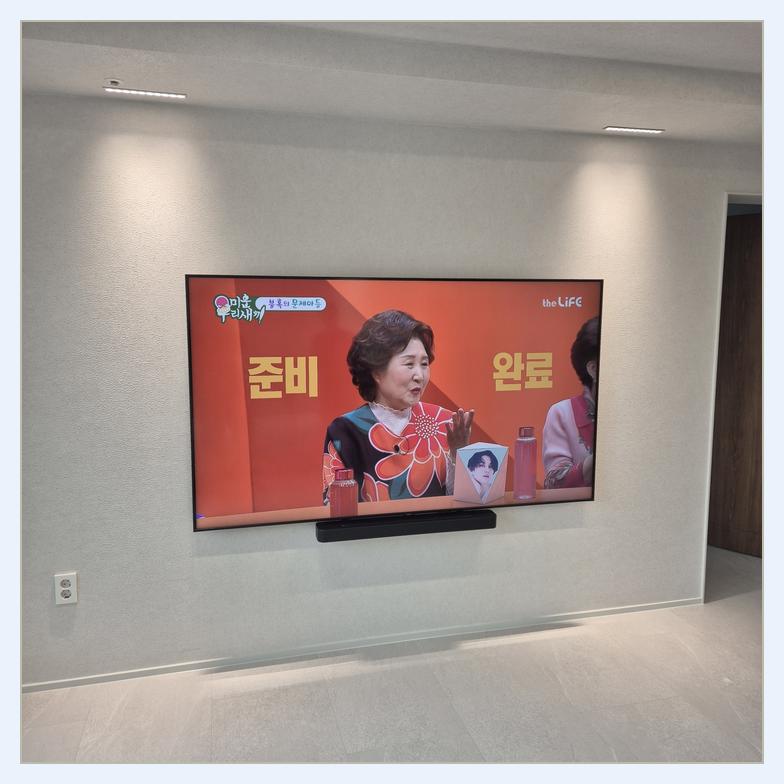 설치 마감과 주변 가구 간격을 확인하는 참고 사진 · 일산서구 TV 재설치