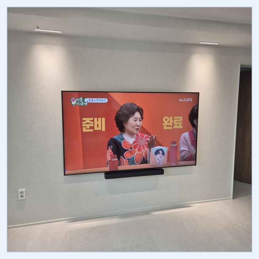 TV 주변 선정리 배치를 계획할 때의 참고 사진 · 소사 브라켓 확인